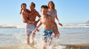 Cuidados com os ouvidos na praia e piscina