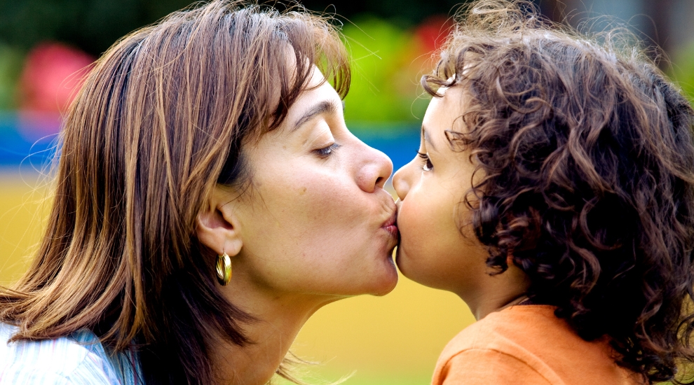 Beijo na boca dos filhos: pode ou não pode?