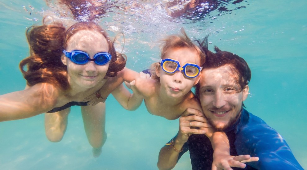 Verão e piscina causam dor de ouvido?